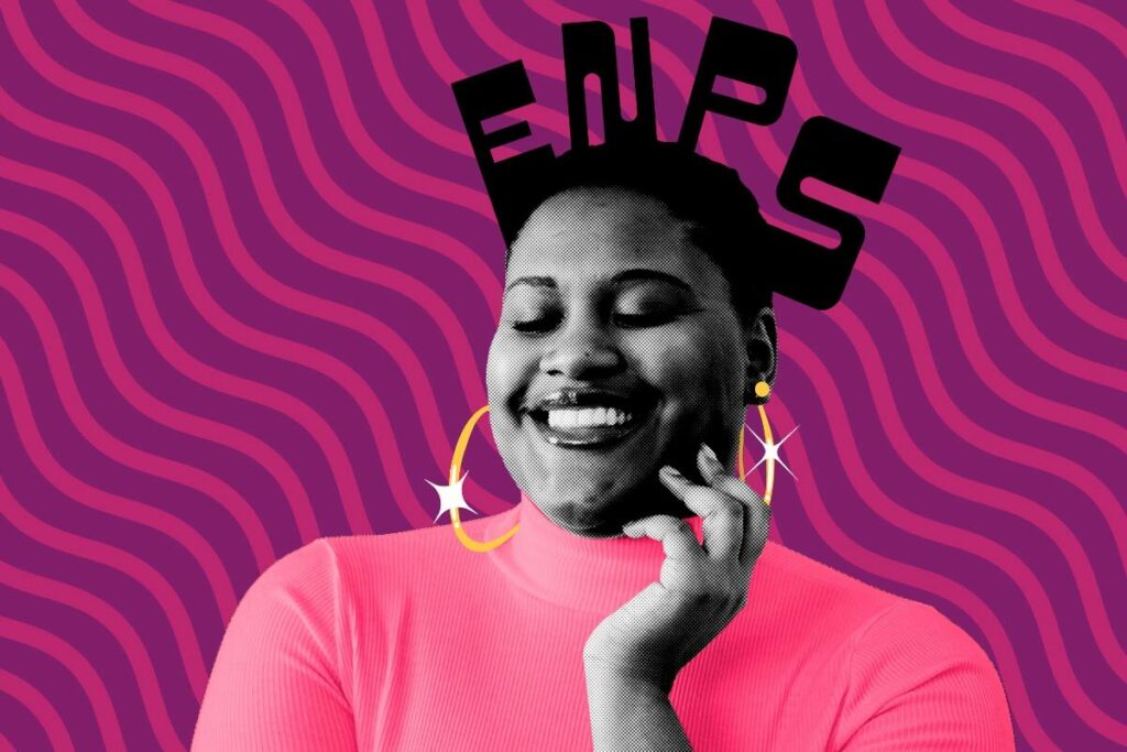 mulher sorrindo com mão apoiada no rosto e escrito "ENPS" acima de sua cabeça