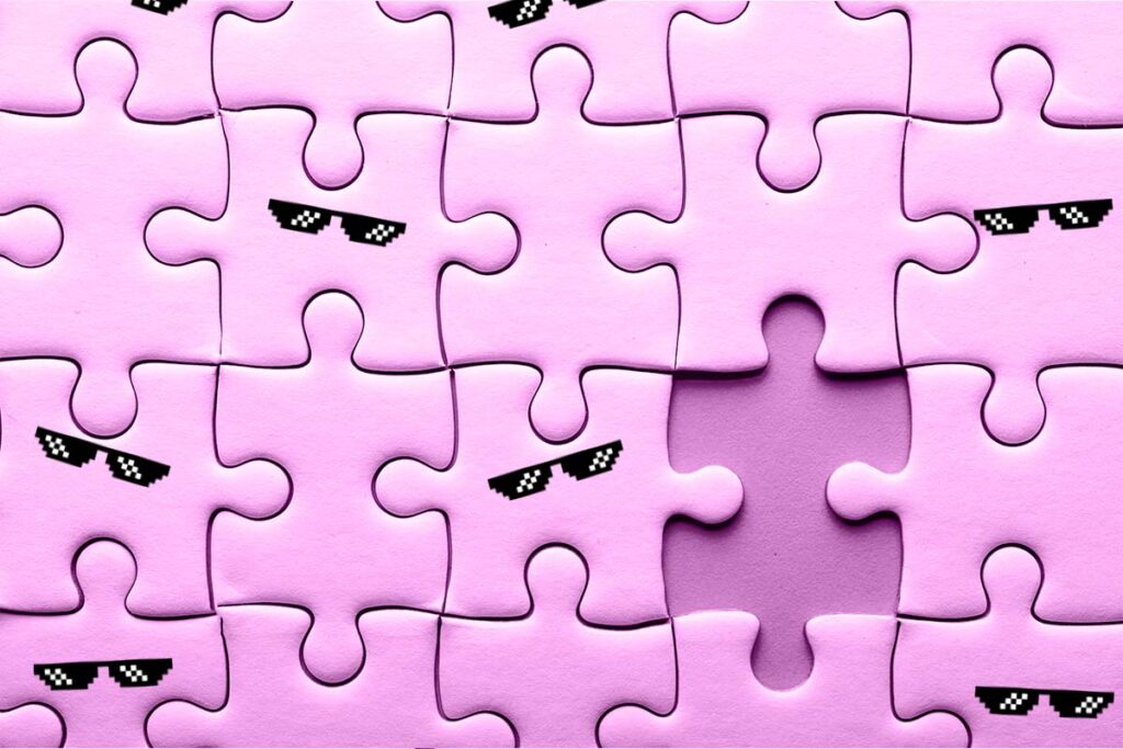 Peças de quebra cabeça de cor rosa e, entre elas, há uma faltando. Algumas das peças têm óculos escuros.