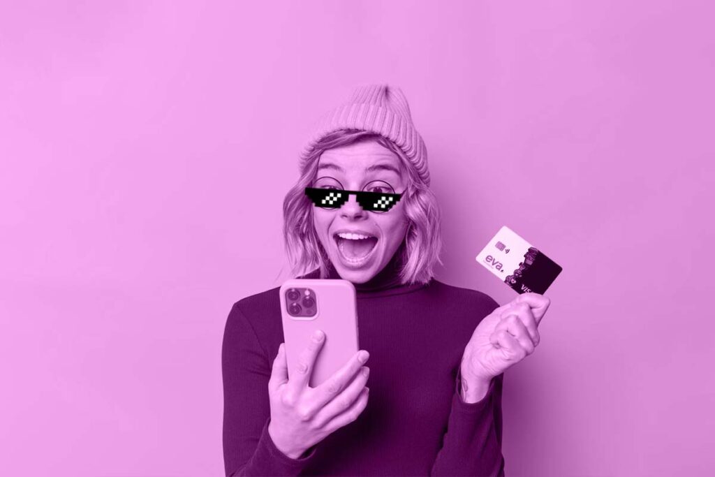 Mulher de touca e óculos escuros segurando o celular em uma mão e o Evacard em outra, com uma expressão de surpresa.