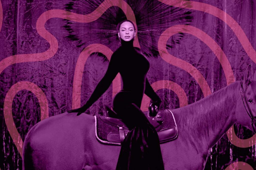 Beyoncé de vestido preto montada num cavalo.