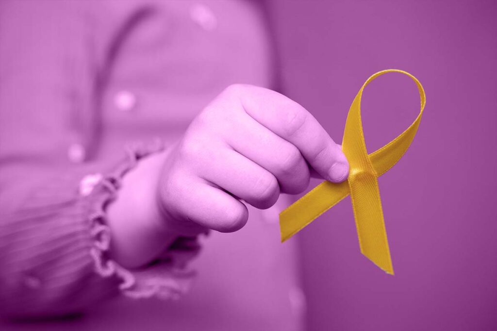 Mão segurando faixa amarela em homenagem ao 'Setembro Amarelo'.