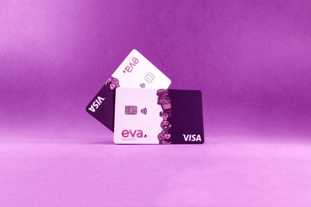 Dois cartões multibenefícios em frente a um fundo roxo.