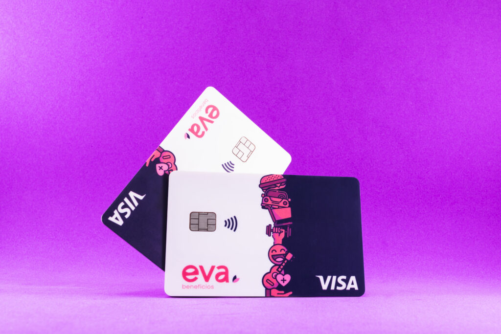 Dois cartões da Eva em frente a um fundo roxo.