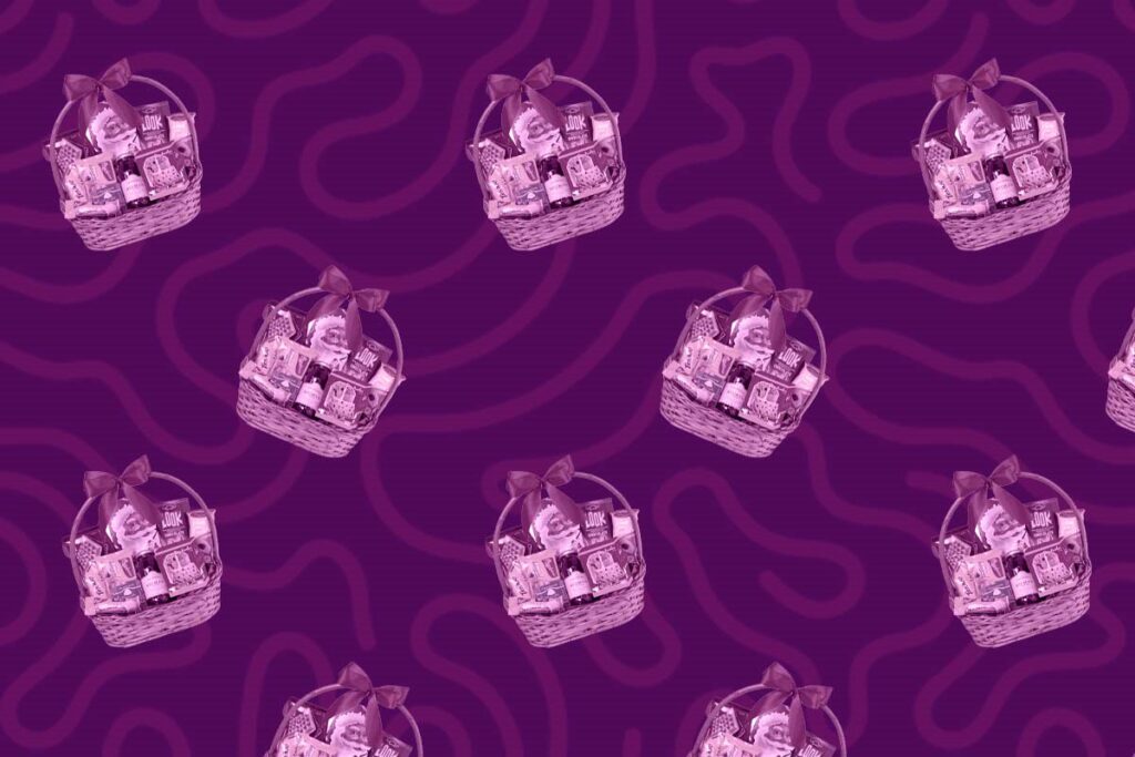 O padrão do fundo da imagem é de listras roxas em um fundo roxo mais escuro. Em destaque, inúmeras cestas de natal para funcionários espalhadas na imagem.