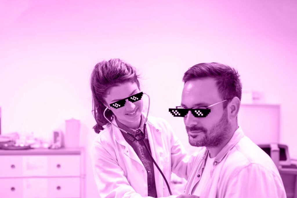 Médica e paciente, ambos vestindo óculos escuros colocados pelo Photoshop. Na imagem a médica examina o paciente colocando o estetoscópio sobre o peito dele.