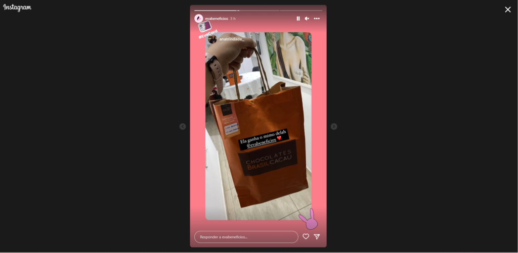Um print dos stories do Instagram com um funcionário da Eva Benefícios recebendo ovo de páscoa.
