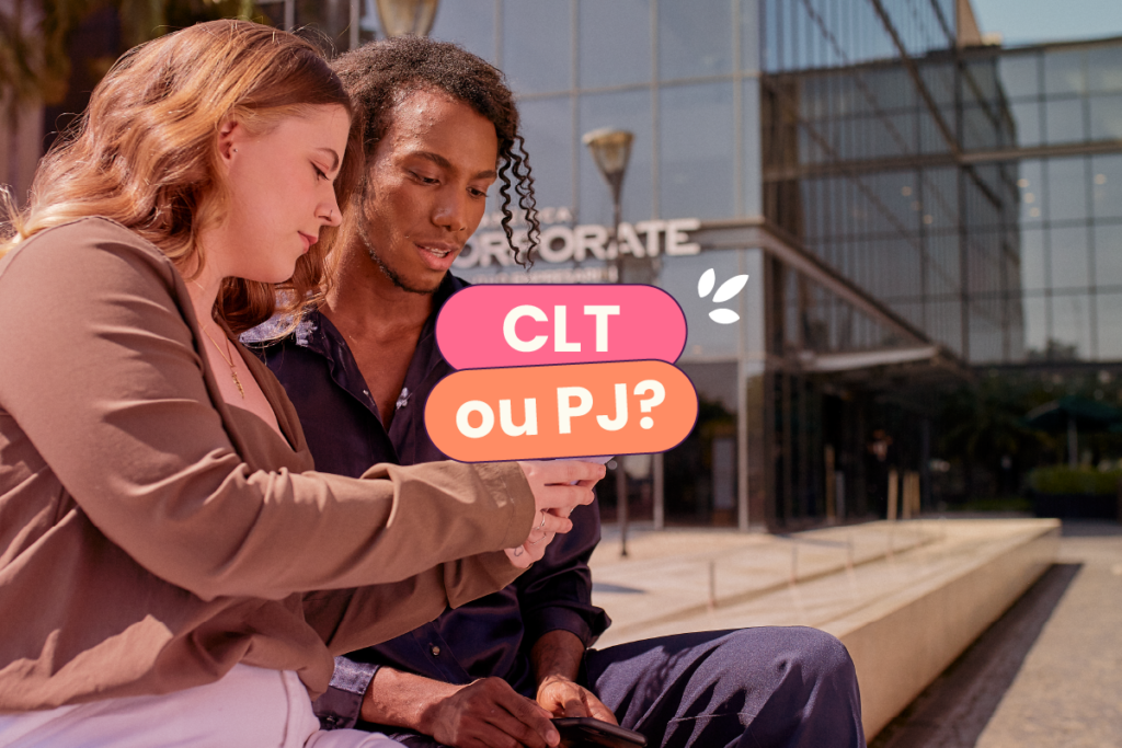Duas pessoas conversando em frente a um prédio. No centro da imagem o título 'CLT ou PJ?', que significam Consolidação das Leis Trabalhistas ou Pessoa Jurídica, dois regimes de contratação.