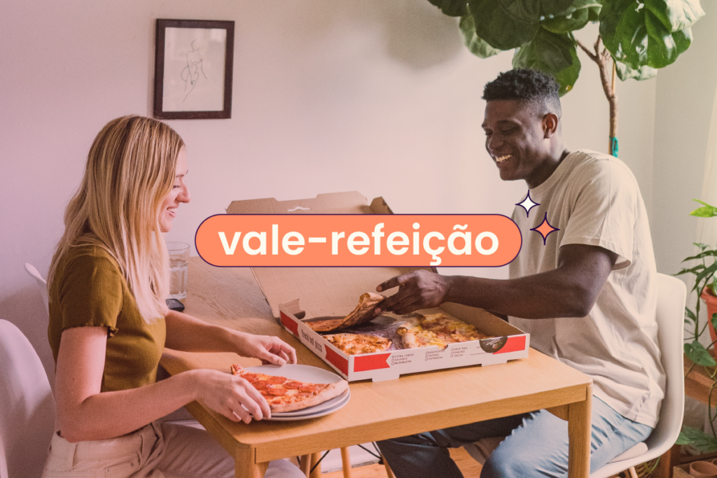 Duas pessoas sentadas comendo pizza. No título, 'vale-refeição'.