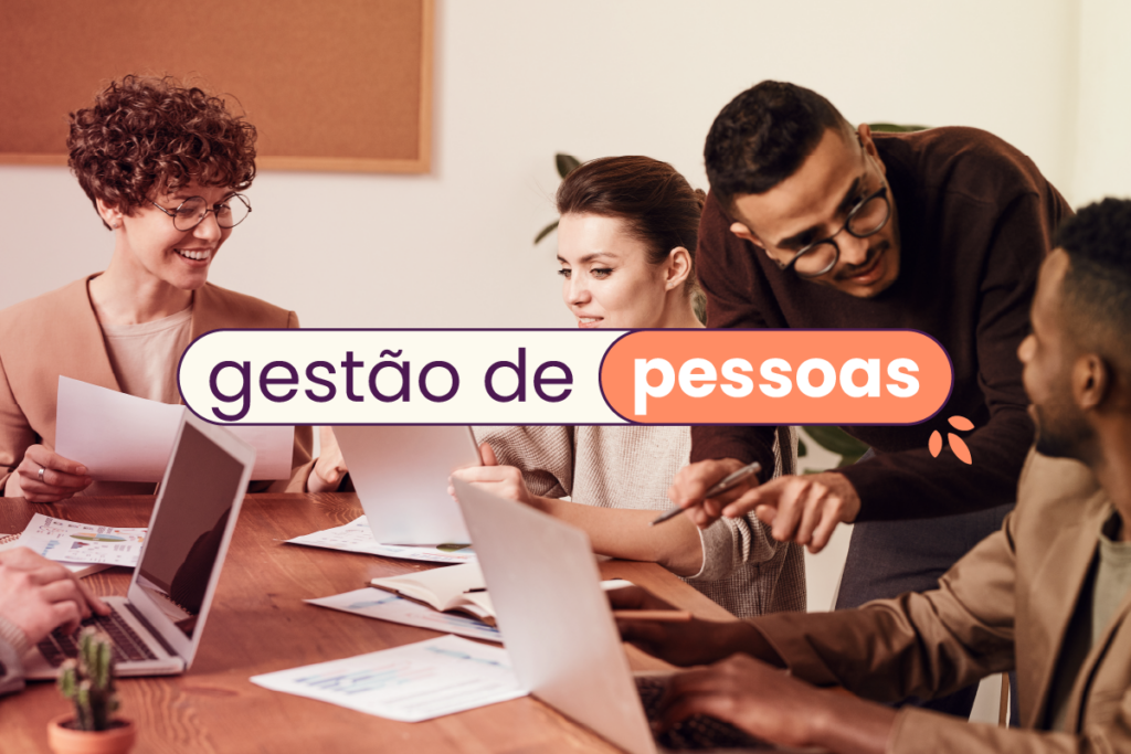 Quatro pessoas conversando em volta de uma mesa. No título: "gestão de pessoas".
