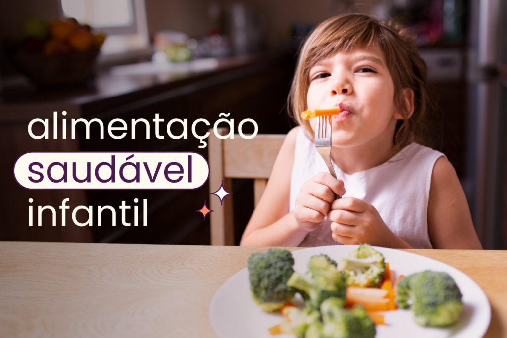 Criança branca com cabelo castanho comendo cenoura em palito com um garfo na boca. O garoto está sentado numa cadeira de madeira e em frente dele há uma mesa com um prato cheio de legumes. No título "alimentação infantil saudável".