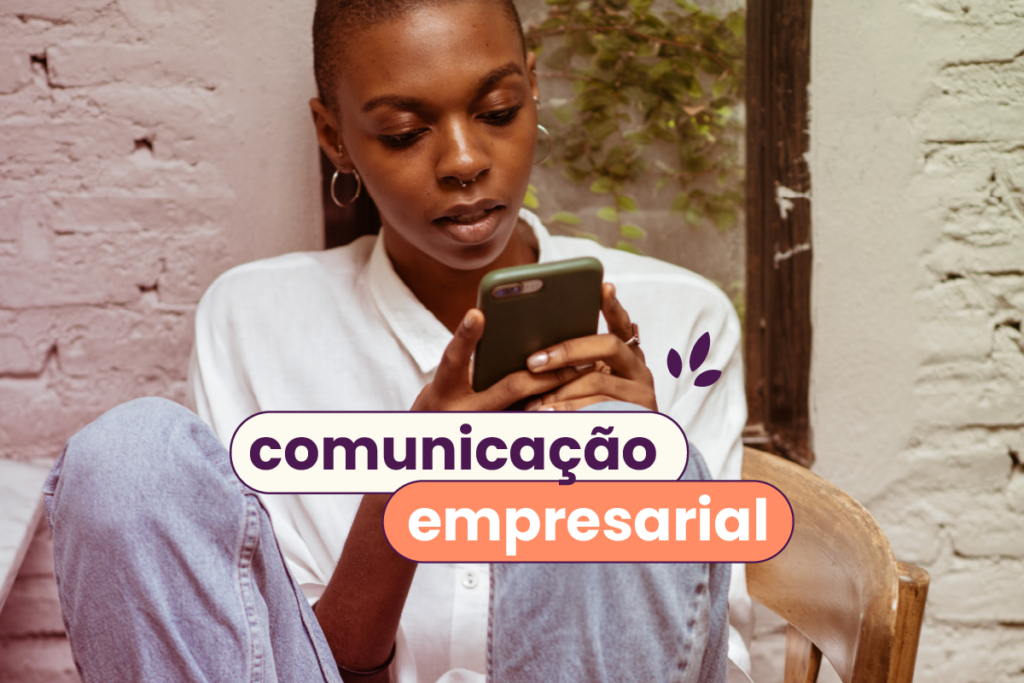 Mulher de calça jeans e camisa branca sentada e segurando um celular no fundo. No título 'comunicação empresarial'.