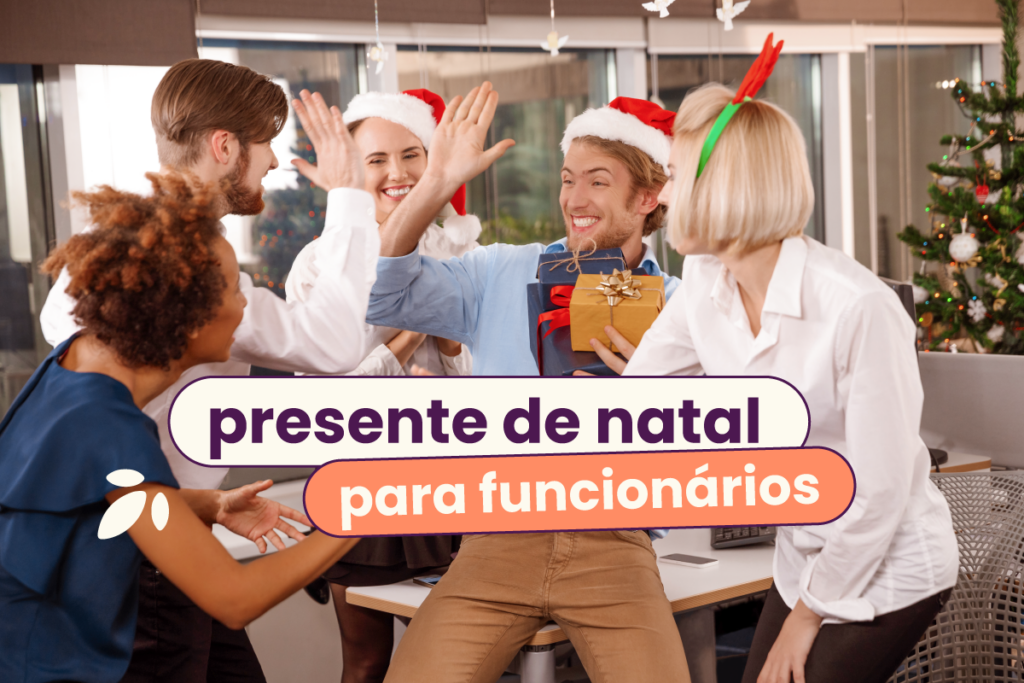 Cinco pessoas comemorando com gorros de Papai Noel. No título: "30 ideias de presentes de natal para funcionários".