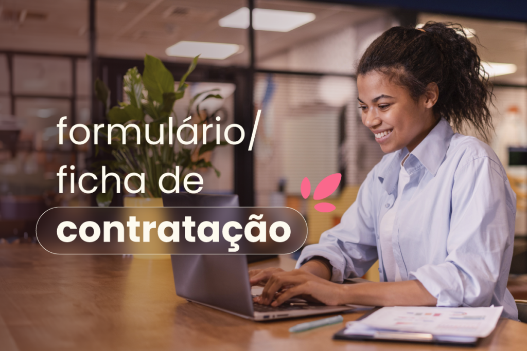 Mulher mexendo no notebook. No título: "formulário de contratação ou ficha de admissão".
