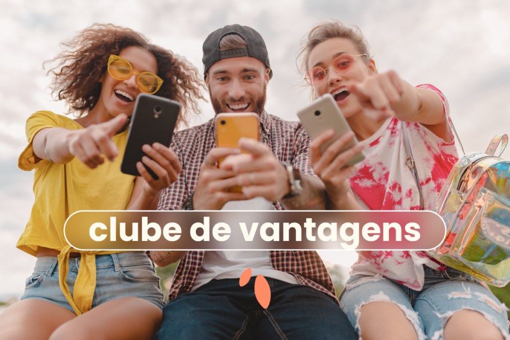 Três pessoas lado a lado no fundo. No título: "Clube da Eva".