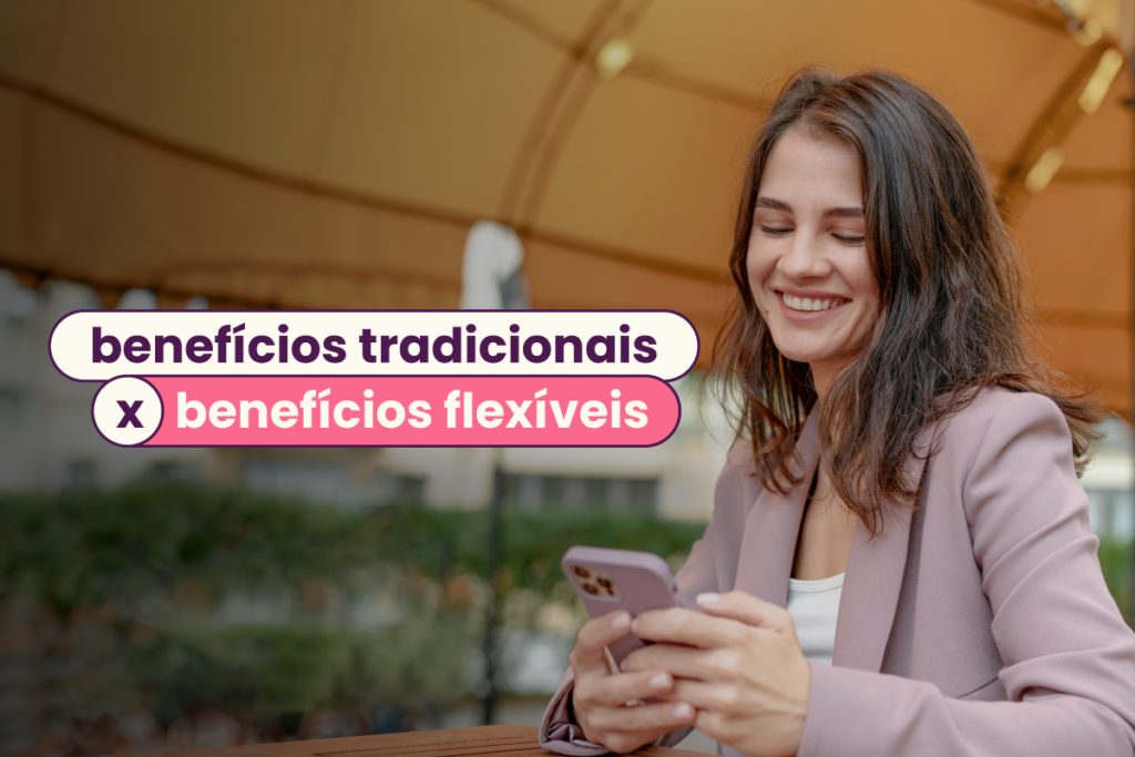 Mulher sorrindo para seu celular, ela está embaixo de uma cobertura amarela. No título da imagem: "benefícios tradicionais ou benefícios flexíveis".