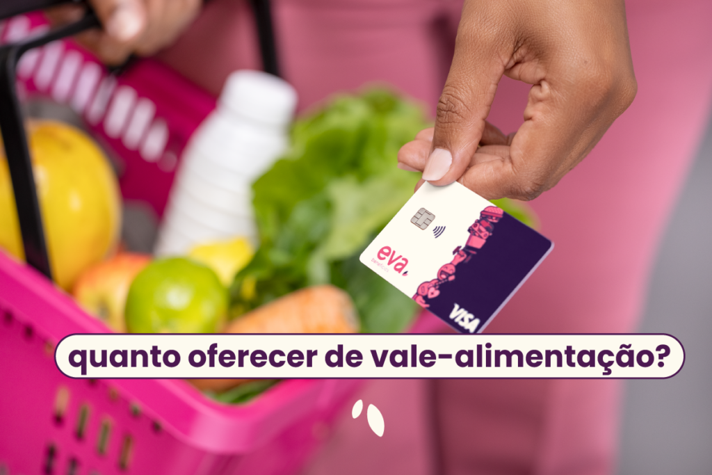 Mão segurando o cartão Eva. No fundo, uma cesta de mercado cheia de produtos. No título "quanto oferecer de vale-alimentação".
