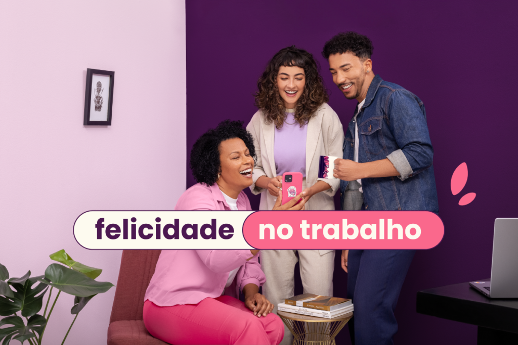 Três pessoas felizes uma ao lado da outra. No título: "felicidade no trabalho".