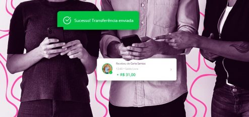 Três pessoas mexendo no celular. Próximo ao celular da pessoa da esquerda tem uma mensagem de "Sucesso! Transferência enviada". Abaixo do celular da do meio possui uma notificação sinalizando que recebeu uma transferência. A pessoa da direita está apontando para o celular da pessoa do meio.