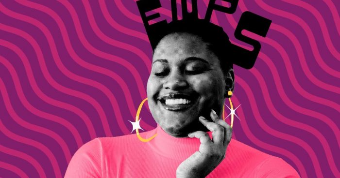 mulher sorrindo com mão apoiada no rosto e escrito "ENPS" acima de sua cabeça