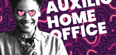 uma mulher mexendo no computador escrito atrás dela "auxílio home office"