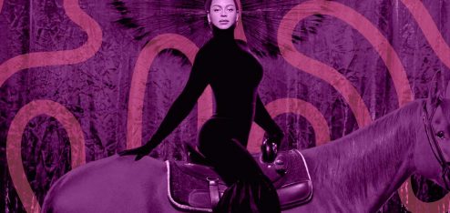 Beyoncé de vestido preto montada num cavalo.