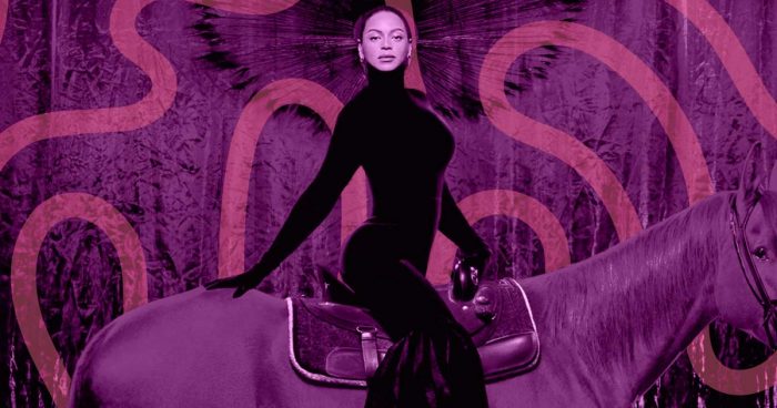 Beyoncé de vestido preto montada num cavalo.
