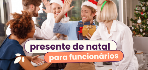 Cinco pessoas comemorando com gorros de Papai Noel. No título: "30 ideias de presentes de natal para funcionários".