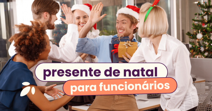 Cinco pessoas comemorando com gorros de Papai Noel. No título: "30 ideias de presentes de natal para funcionários".