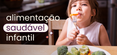 Criança branca com cabelo castanho comendo cenoura em palito com um garfo na boca. O garoto está sentado numa cadeira de madeira e em frente dele há uma mesa com um prato cheio de legumes. No título "alimentação infantil saudável".