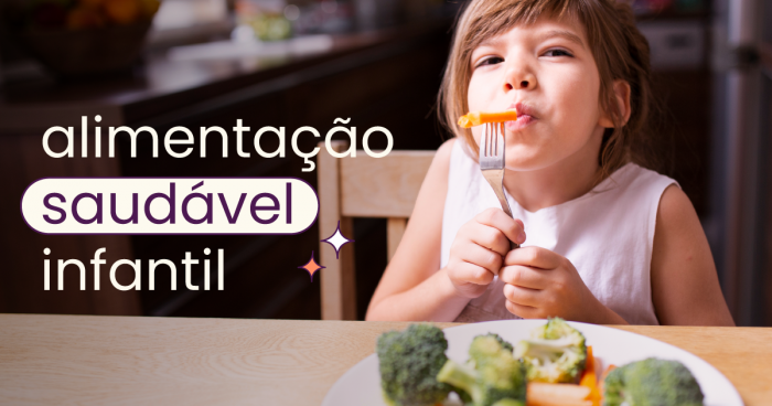 Criança branca com cabelo castanho comendo cenoura em palito com um garfo na boca. O garoto está sentado numa cadeira de madeira e em frente dele há uma mesa com um prato cheio de legumes. No título "alimentação infantil saudável".