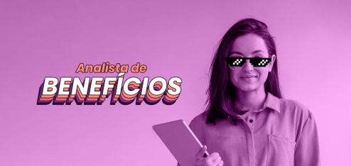 Mulher branca, de óculos escuros, com o cabelo liso partido pro lado, segurando uma prancheta. Ao lado dela está escrito "Analista de benefícios".