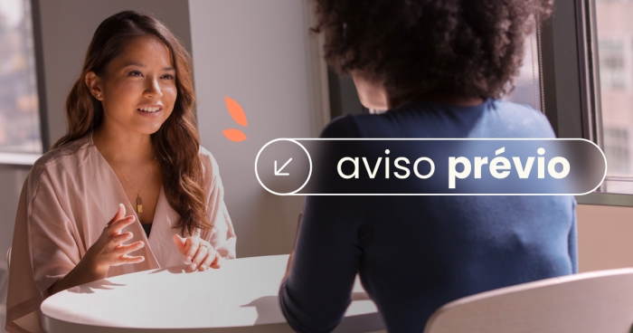 Duas mulheres conversando frente a frente numa mesa. No título da imagem: "aviso prévio".