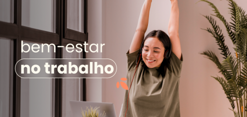 Mulher branca alongando os braços sentada em frente a uma mesa com um noteboock em cima. No seu lado direito há uma planta e no esquerdo uma janela. No título da imagem: "bem-estar no trabalho".