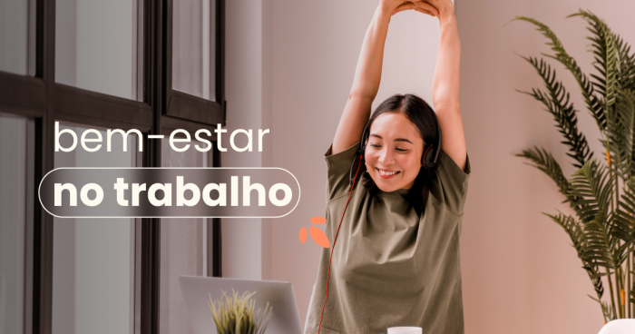 Mulher branca alongando os braços sentada em frente a uma mesa com um noteboock em cima. No seu lado direito há uma planta e no esquerdo uma janela. No título da imagem: "bem-estar no trabalho".