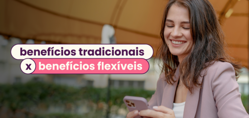 Mulher sorrindo para seu celular, ela está embaixo de uma cobertura amarela. No título da imagem: "benefícios tradicionais ou benefícios flexíveis".