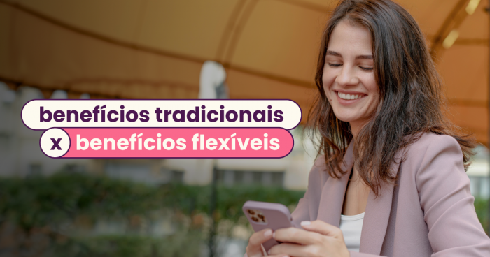 Mulher sorrindo para seu celular, ela está embaixo de uma cobertura amarela. No título da imagem: "benefícios tradicionais ou benefícios flexíveis".