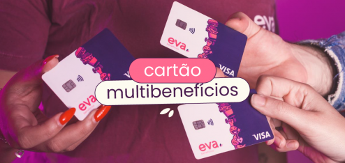 Três mãos segurando o cartão multibenefícios da Eva.