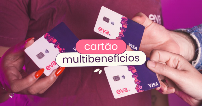 Três mãos segurando o cartão multibenefícios da Eva.