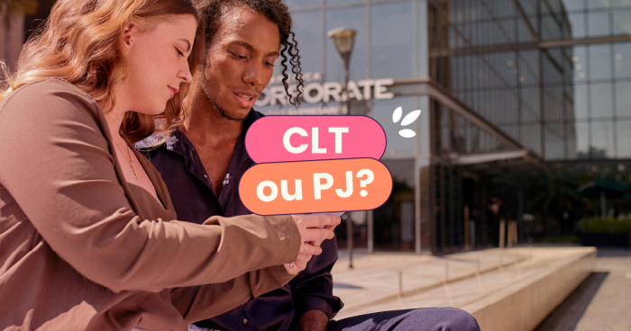 Duas pessoas conversando em frente a um prédio. No centro da imagem o título 'CLT ou PJ?', que significam Consolidação das Leis Trabalhistas ou Pessoa Jurídica, dois regimes de contratação.