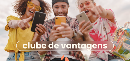 Três pessoas lado a lado no fundo. No título: "Clube da Eva".