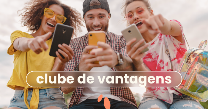 Três pessoas lado a lado no fundo. No título: "Clube da Eva".