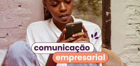 Mulher de calça jeans e camisa branca sentada e segurando um celular no fundo. No título 'comunicação empresarial'.