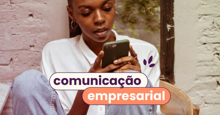 Mulher de calça jeans e camisa branca sentada e segurando um celular no fundo. No título 'comunicação empresarial'.