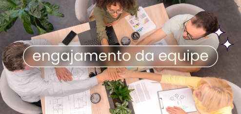 Equipe com mãos unidas no centro, representando o engajamento da equipe.