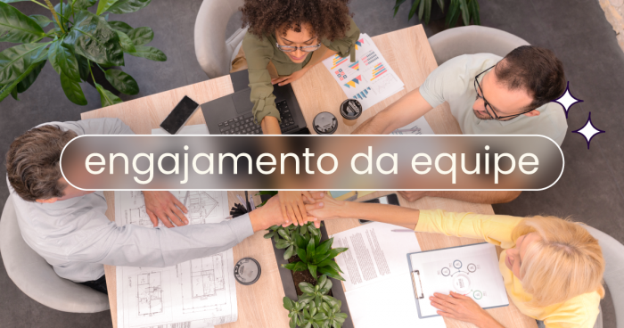 Equipe com mãos unidas no centro, representando o engajamento da equipe.