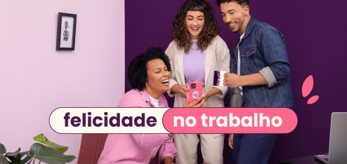 Três pessoas felizes uma ao lado da outra. No título: "felicidade no trabalho".