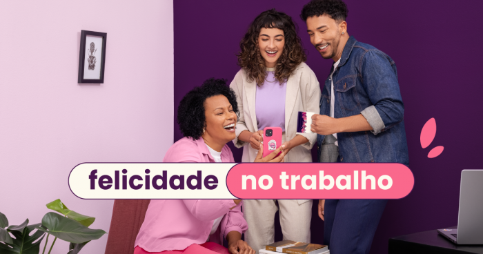 Três pessoas felizes uma ao lado da outra. No título: "felicidade no trabalho".