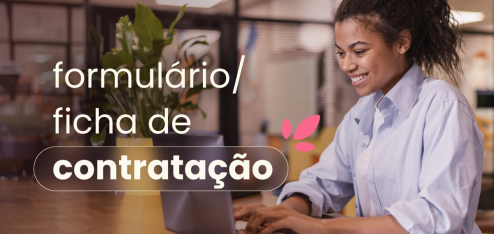 Mulher mexendo no notebook. No título: "formulário de contratação ou ficha de admissão".