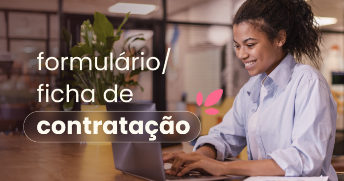 Mulher mexendo no notebook. No título: "formulário de contratação ou ficha de admissão".