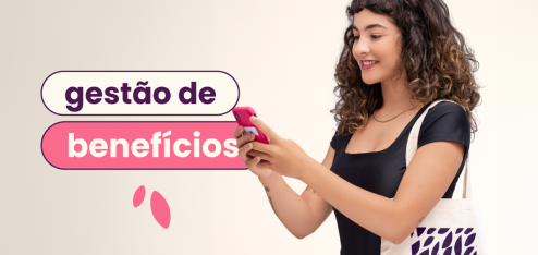 Mulher branca de cabelo cacheado, blusa preta, calça jeans e sacola bege no ombro segurando um celular. No título: "gestão de benefícios".